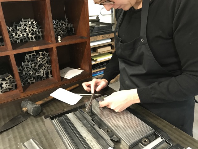 Ajustement du cadre avant l'impression sur presse typographique